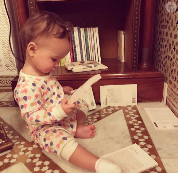 John Legend a publié une photo de sa fille Luna, en train de bouquiner, lors de leurs vacances au Maroc - Photo publiée sur Instagram le 19 mars 2017