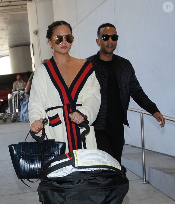 John Legend arrive à l'aéroport de LAX avec sa femme Chrissy Teigen et sa fille Luna à Los Angeles pour prendre l’avion, le 16 mars 2017