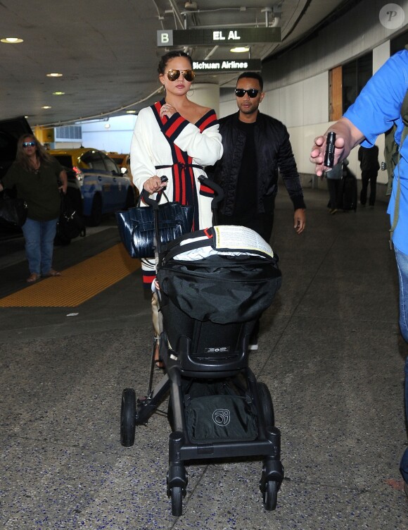 John Legend arrive à l'aéroport de LAX avec sa femme Chrissy Teigen et sa fille Luna à Los Angeles pour prendre l’avion, le 16 mars 2017