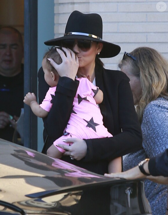 Chrissy Teigen et son mari John Legend sont allés faire du shopping avec leur fille Luna Stephens à Barneys New York à Beverly Hills, le 9 mars 2017
