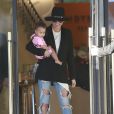 Chrissy Teigen et son mari John Legend sont allés faire du shopping avec leur fille Luna Stephens à Barneys New York à Beverly Hills, le 9 mars 2017
