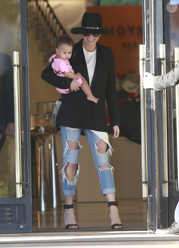 Chrissy Teigen et son mari John Legend sont allés faire du shopping avec leur fille Luna Stephens à Barneys New York à Beverly Hills, le 9 mars 2017