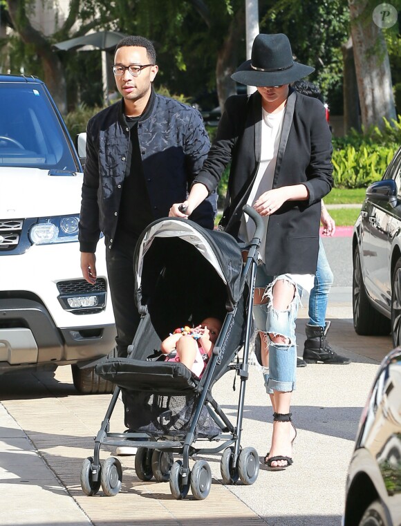 Chrissy Teigen et son mari John Legend sont allés faire du shopping avec leur fille Luna Stephens à Barneys New York à Beverly Hills, le 9 mars 2017