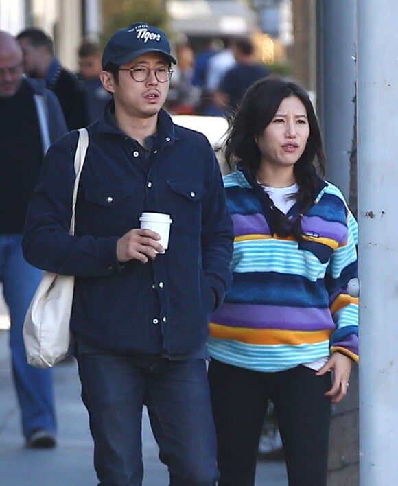 Exclusif - Steven Yeun et sa femme Joana Pak se baladent dans les rues de Beverly Hills, le 22 novembre 2016