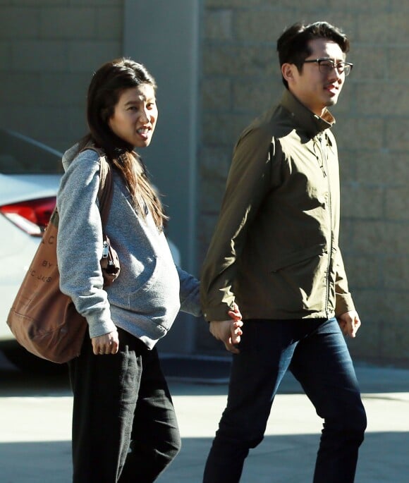 Exclusif - Steven Yeun et sa femme Joana Pak, enceinte, font du shopping à Los Angeles le 27 janvier 2017