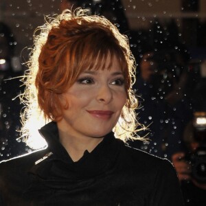 Mylène Farmer arrive à la cérémonie des NRJ Music Awards, à Cannes, le 28 janvier 2012.