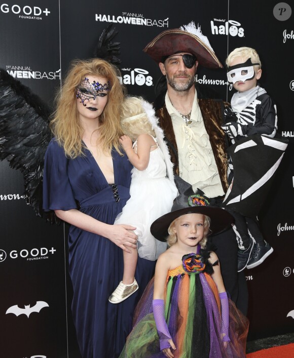 James Van Der Beek au côté de son épouse Kimberly et de leurs enfants Annabel, Joshua et Olivia à la soirée Good+ Foundation's first annual Halloween à Hollywood, le 29 octobre 2016