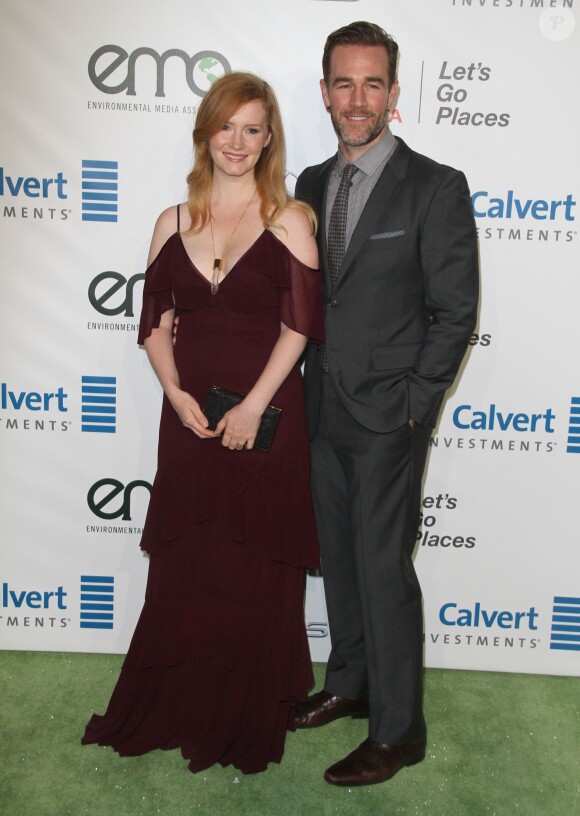 James Van Der Beek et sa femme Kimberly Brook - Célébrités arrivant au 26ème EMA Awards au studio de la Warner à Burbank le 22 octobre 2016