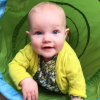 James Van Der Beek dévoilant une première photo de sa petite Emilia, née le 24 mars 2016. La photo a été publiée sur son compte Instagram pour les 1 an de sa fille.