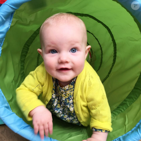 James Van Der Beek dévoilant une première photo de sa petite Emilia, née le 24 mars 2016. La photo a été publiée sur son compte Instagram pour les 1 an de sa fille.