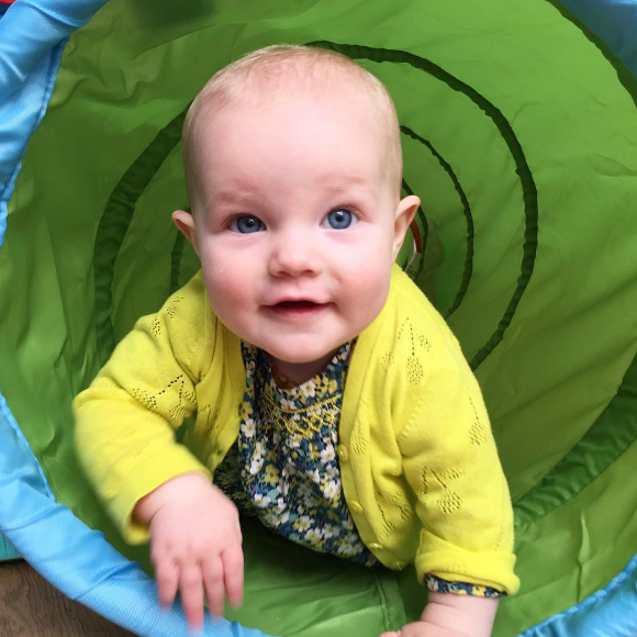 James Van Der Beek dévoilant une première photo de sa petite Emilia, née le 24 mars 2016. La photo a été publiée sur son compte Instagram pour les 1 an de sa fille.