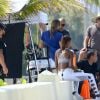 Les mannequins Jasmine Tookes et Taylor Hill en pleine séance photo pour Victoria's Secret sur la plage de Miami, le 23 mars 2017.
