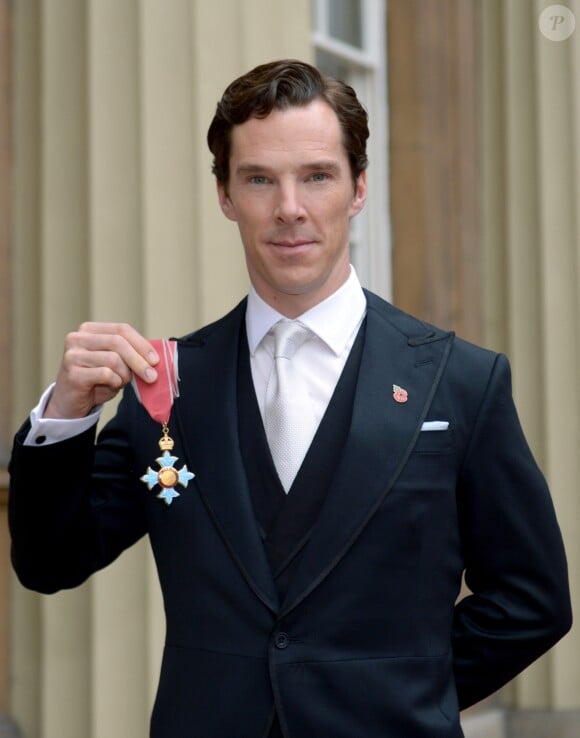 Benedict Cumberbatch, accompagné de sa femme Sophie Hunter, a reçu la médaille de l'Ordre de l'Empire britannique, au palais de Buckingham à Londres. Le 10 novembre 2015.