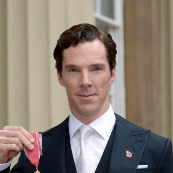 Benedict Cumberbatch, accompagné de sa femme Sophie Hunter, a reçu la médaille de l'Ordre de l'Empire britannique, au palais de Buckingham à Londres. Le 10 novembre 2015.
