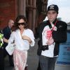 Victoria Beckham et son fils Brooklyn (le bras gauche en écharpe) sont escotés par la police quand ils arrivent à la gare St Pancras à Londres, Royaume Uni, le 11 mars 2017, en provenance de Paris. C