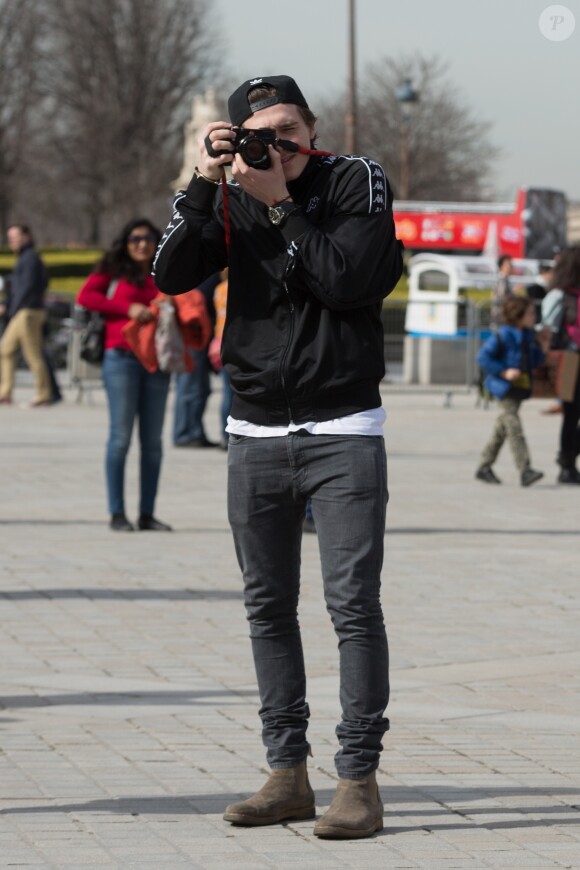 Victoria Beckham et son fils Brooklyn (le bras gauche en écharpe) se photographient devant la pyramide du Musée du Louvre à Paris, sous les yeux admiratifs de Sonia Ben Ammar. Le 11 mars 2017