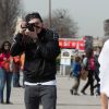 Victoria Beckham et son fils Brooklyn (le bras gauche en écharpe) se photographient devant la pyramide du Musée du Louvre à Paris, sous les yeux admiratifs de Sonia Ben Ammar. Le 11 mars 2017