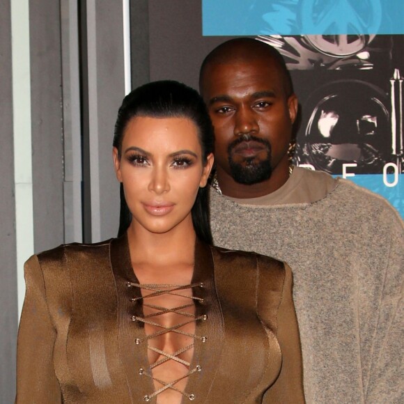 Kim Kardashian enceinte et son mari Kanye West à la Soirée des MTV Video Music Awards à Los Angeles le 30 aout 2015.