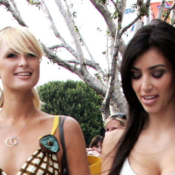 Paris Hilton et Kim Kardashian font les boutiques à West Hollywood le 8 juin 2006