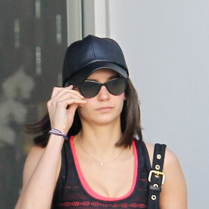 Exclusif - Nina Dobrev quitte son cours de gym dans une tenue flashy à Los Angeles le 22 février 2017. © CPA / Bestimage