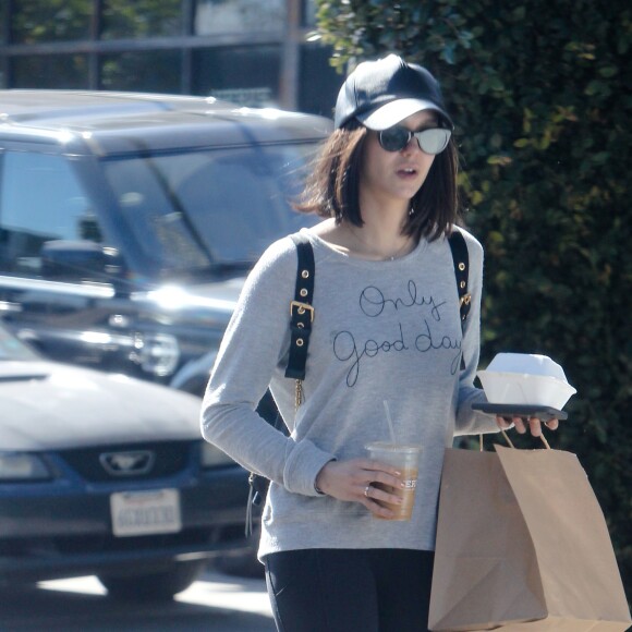 Exclusif - Nina Dobrev fait des courses dans le quartier de West Hollywood à Los Angeles, Californie, Etats-Unis, le 15 février 2017. © CPA/Bestimage