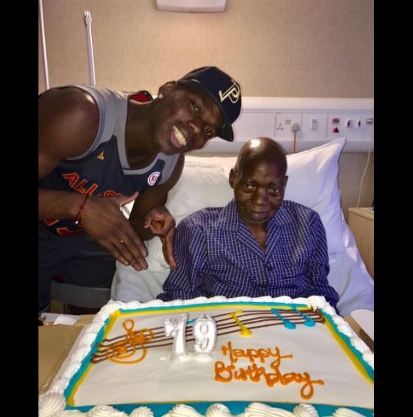 Paul Pogba au chevet de son père pour lui souhaiter son 79e anniversaire. Mars 2017.