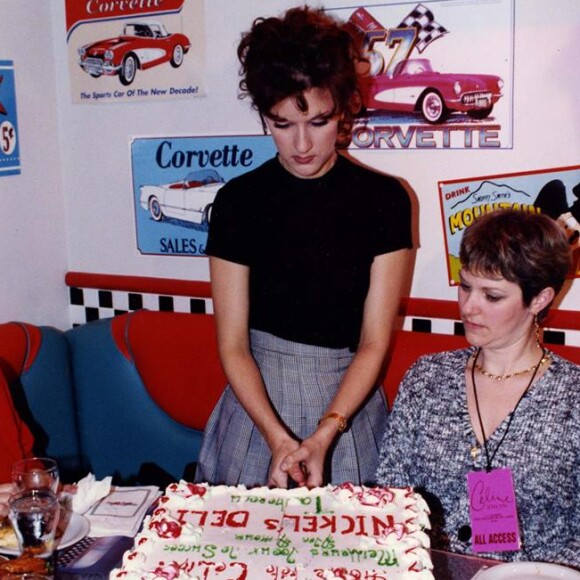 Pour ses 49 ans, Céline Dion a partagé divers clichés sur les réseaux sociaux. Ici en famille en 1994.