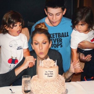 Pour ses 49 ans, Céline Dion a partagé divers clichés sur les réseaux sociaux. Ici avec ses enfants, René-Charles et les jumeaux Nelson et Eddy.