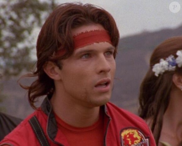 Ricardo Medina Jr jouait Cole Evans (aka Force Rouge) dans la série Power Rangers : Wild Force en 2002.