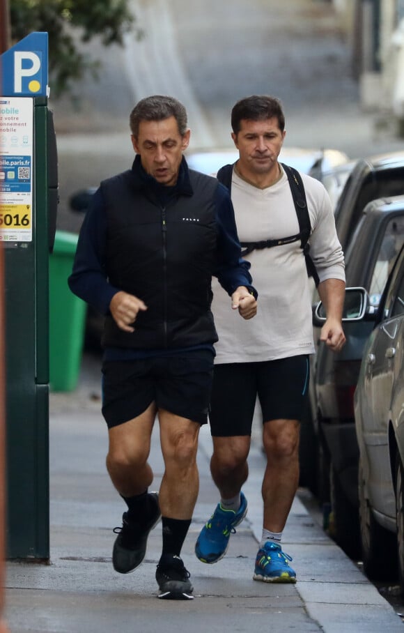 Nicolas Sarkozy fait son traditionnel jogging dans les rues de Paris le 14 mars 2017.