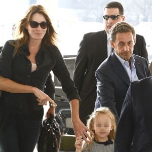 Nicolas Sarkozy, sa femme Carla Bruni-Sarkozy et leur fille Giulia Sarkozy quittent l'hôtel Four Seasons et arrivent à l'aéroport international Ezeiza à Buenos Aires en Argentine, le 30 août 2015 pour un retour sur Paris.