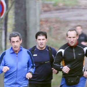 Nicolas Sarkozy fait un jogging après avoir voté aux primaires de la droite et du centre à Paris le 20 novembre 2016.