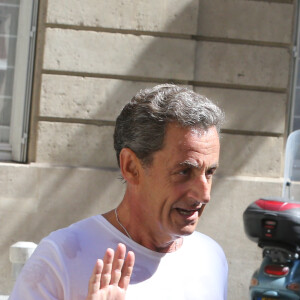 Nicolas Sarkozy fait son jogging entouré de 2 gardes du corps mardi matin et rentre dans un café afin d'éviter les journalistes qui l'attendent devant chez lui. Sa voiture viendra le chercher quelques minutes après pour effectuer les derniers mètres. Paris le 23 août 2016