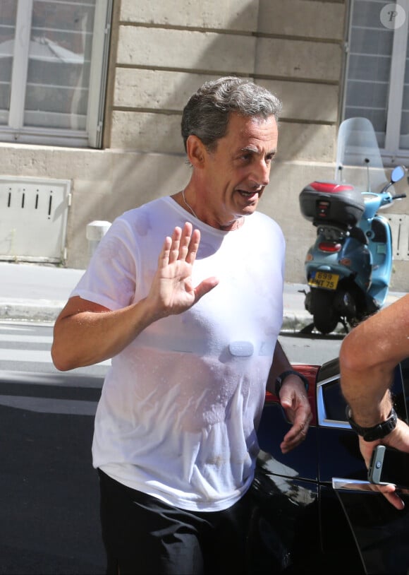 Nicolas Sarkozy fait son jogging entouré de 2 gardes du corps mardi matin et rentre dans un café afin d'éviter les journalistes qui l'attendent devant chez lui. Sa voiture viendra le chercher quelques minutes après pour effectuer les derniers mètres. Paris le 23 août 2016