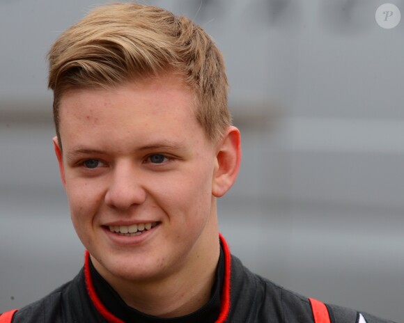 Mick Schumacher, fils du septuple champion du monde de Formule 1 Michael Schumacher, lors de ses premiers essais en Formule 4 à bord de la monoplace de l'équipe néerlandaise Team van Amersfoort sur le circuit Motorsport Arena à Oschersleben, le 8 avril 2015.