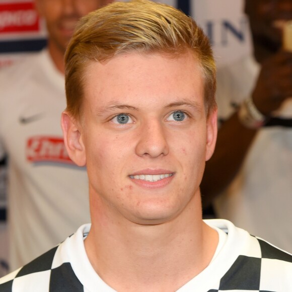 Mick Schumacher lors du tournoi de foot "Champions for Charity" en l'honneur de son père Michael Schumacher au stade Opel Arena à Mayence, Allemagne, le 27 juillet 2016.