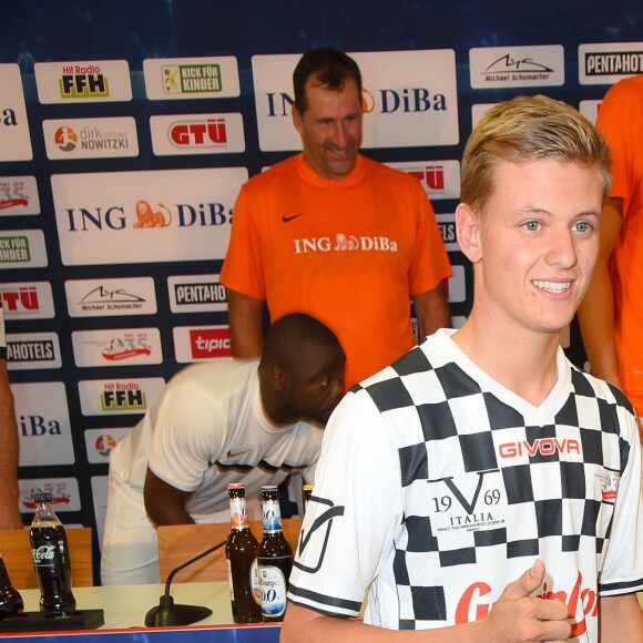 Mick Schumacher lors du tournoi de foot "Champions for Charity" en l'honneur de son père Michael Schumacher au stade Opel Arena à Mayence, Allemagne, le 27 juillet 2016.