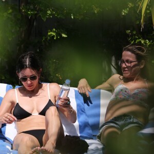 Courteney Cox a profité d'une escapade ensoleillée avec sa fille Coco Arquette et des amies le 31 mars 2017 à Miami.