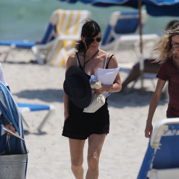 Courteney Cox a profité d'une escapade ensoleillée avec sa fille Coco Arquette et des amies le 31 mars 2017 à Miami.