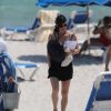 Courteney Cox a profité d'une escapade ensoleillée avec sa fille Coco Arquette et des amies le 31 mars 2017 à Miami.