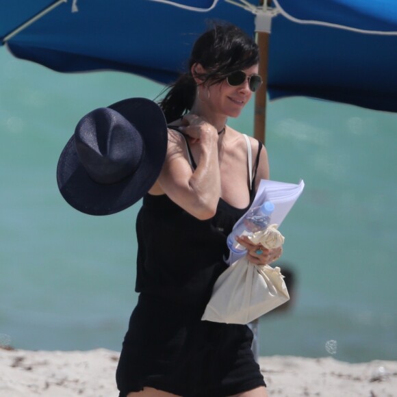 Courteney Cox a profité d'une escapade ensoleillée avec sa fille Coco Arquette et des amies le 31 mars 2017 à Miami.
