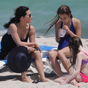 Courteney Cox a profité d'une escapade ensoleillée avec sa fille Coco Arquette et des amies le 31 mars 2017 à Miami.
