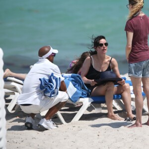 Courteney Cox a profité d'une escapade ensoleillée avec sa fille Coco Arquette et des amies le 31 mars 2017 à Miami.