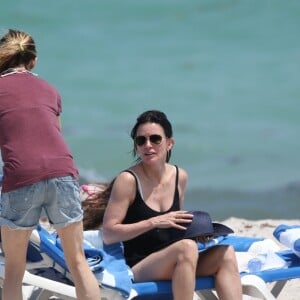 Courteney Cox a profité d'une escapade ensoleillée avec sa fille Coco Arquette et des amies le 31 mars 2017 à Miami.