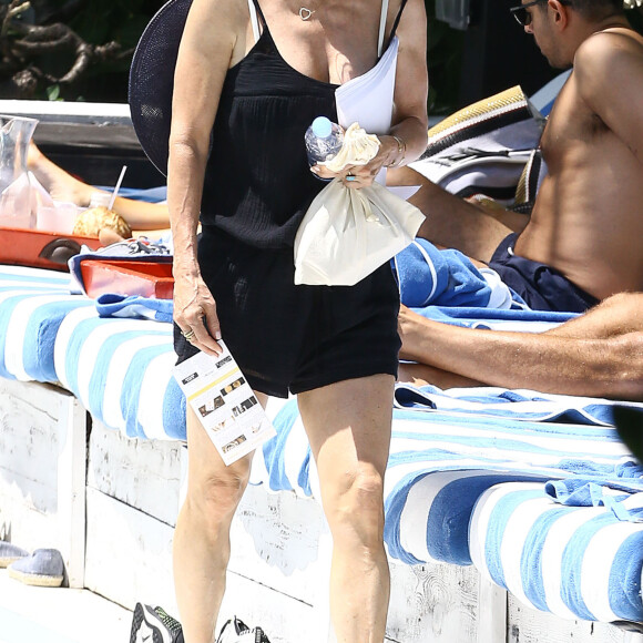 Courteney Cox a profité d'une escapade ensoleillée avec sa fille Coco Arquette et des amies le 31 mars 2017 à Miami.