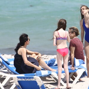 Courteney Cox a profité d'une escapade ensoleillée avec sa fille Coco Arquette et des amies le 31 mars 2017 à Miami.