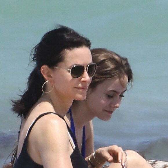 Courteney Cox a profité d'une escapade ensoleillée avec sa fille Coco Arquette et des amies le 31 mars 2017 à Miami.