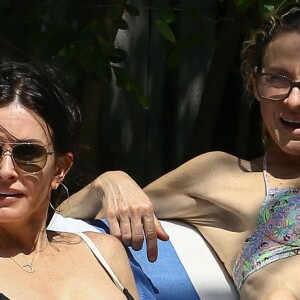 Courteney Cox a profité d'une escapade ensoleillée avec sa fille Coco Arquette et des amies le 31 mars 2017 à Miami.