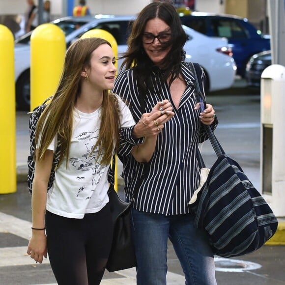 Exclusif - Courteney Cox arrive avec sa fille Coco Arquette à l'aéroport de Miami, le 30 mars 2017, pour une petite escapade.