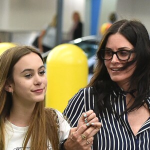 Exclusif - Courteney Cox arrive avec sa fille Coco Arquette à l'aéroport de Miami, le 30 mars 2017, pour une petite escapade.